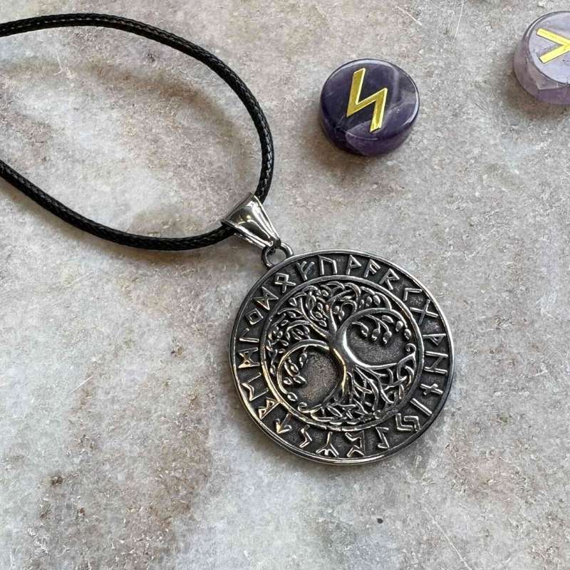 Livets Træ medaljon i sølvfarvet stål. Tidløst symbol på forbundethed, vækst og balance. Spirituel amulet til hverdag eller gave.
