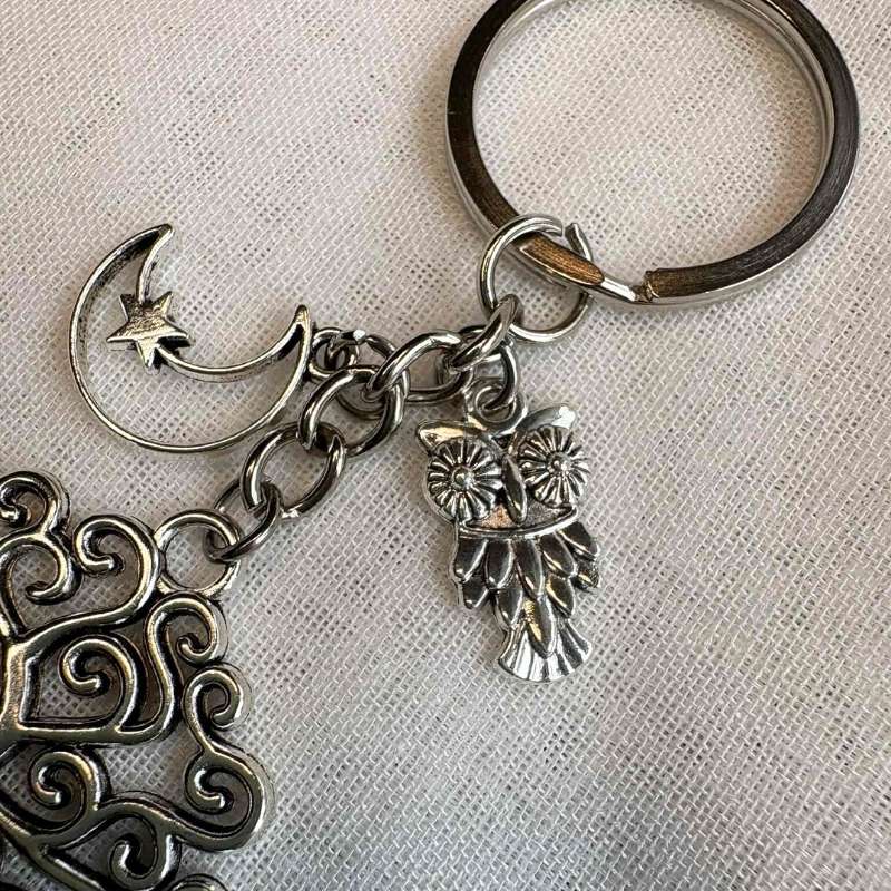 Livets Træ nøglering i rustfrit stål. Tidløst symbol på vækst, styrke og balance mellem himmel og jord. Perfekt gave eller daglig amulet.
