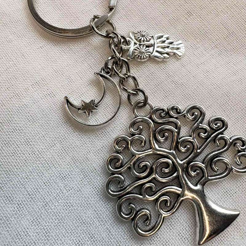 Livets Træ nøglering i rustfrit stål. Tidløst symbol på vækst, styrke og balance mellem himmel og jord. Perfekt gave eller daglig amulet.