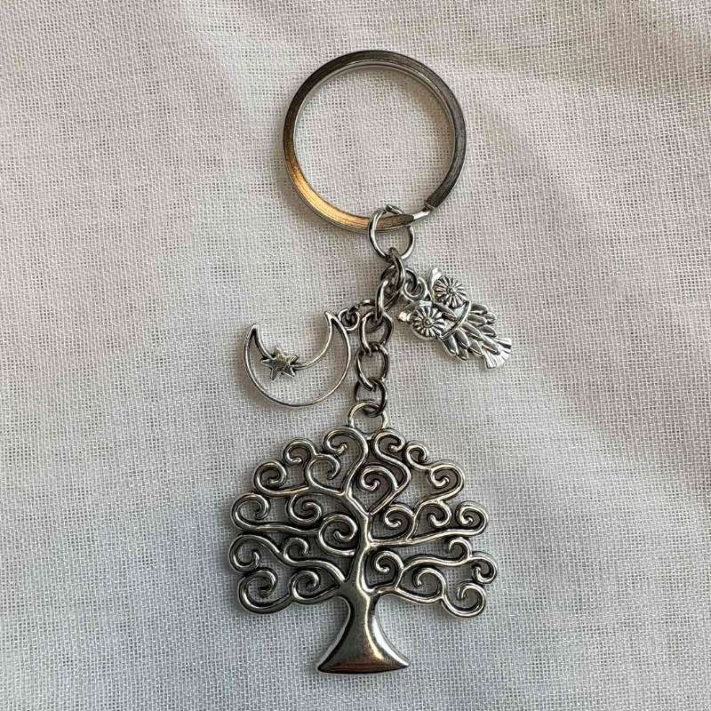 Livets Træ nøglering i rustfrit stål. Tidløst symbol på vækst, styrke og balance mellem himmel og jord. Perfekt gave eller daglig amulet.
