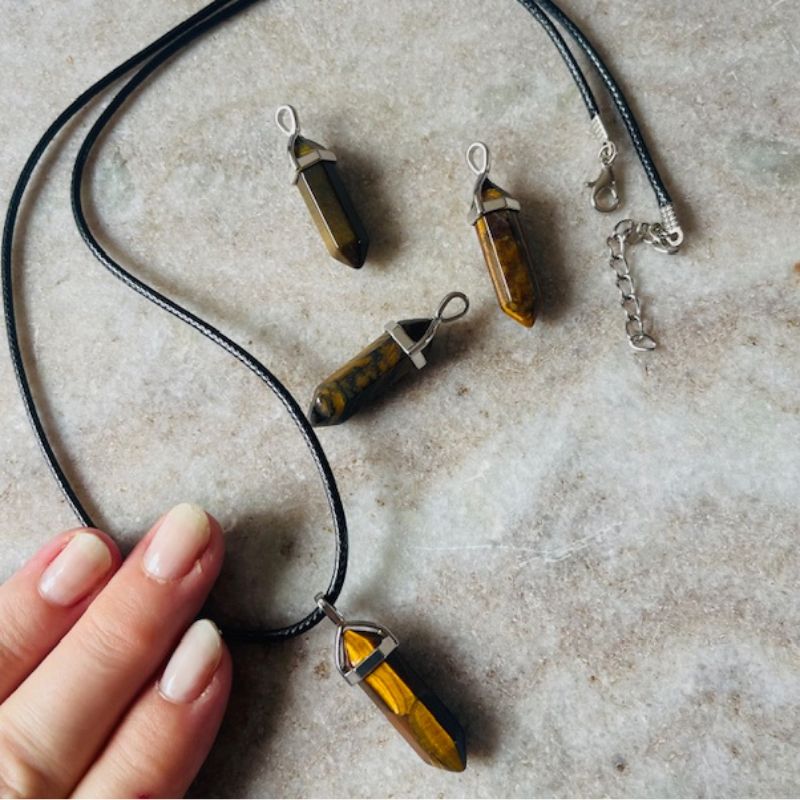 Tigerøje bullet-kæde for beskyttelse, mod og fokus. Unisex halskæde med vokset stofsnor og stål lås. Naturlig sten – hver unik.