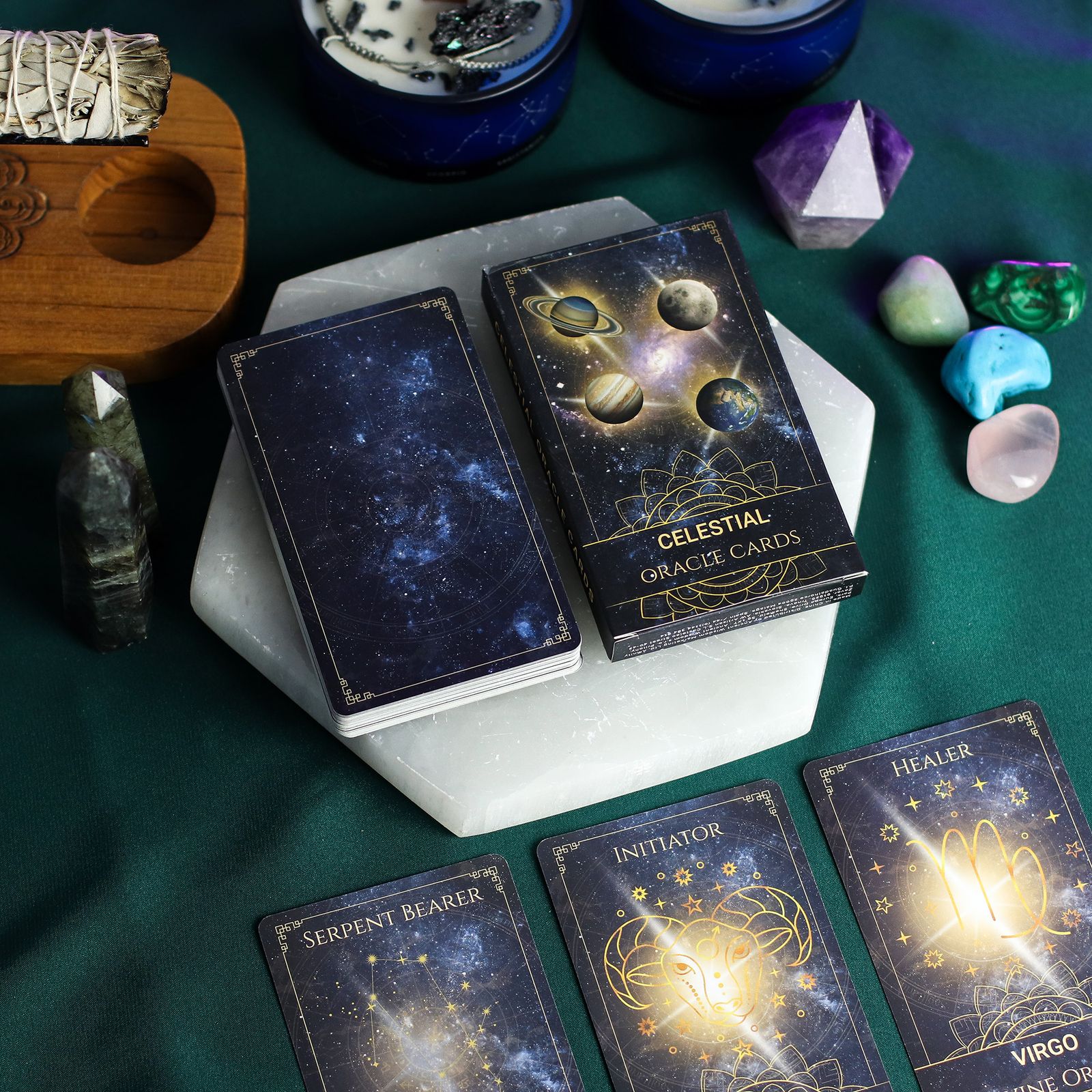 Celestial Energy Atlas orakelkort: æske og kort i en opstilling med krystaller