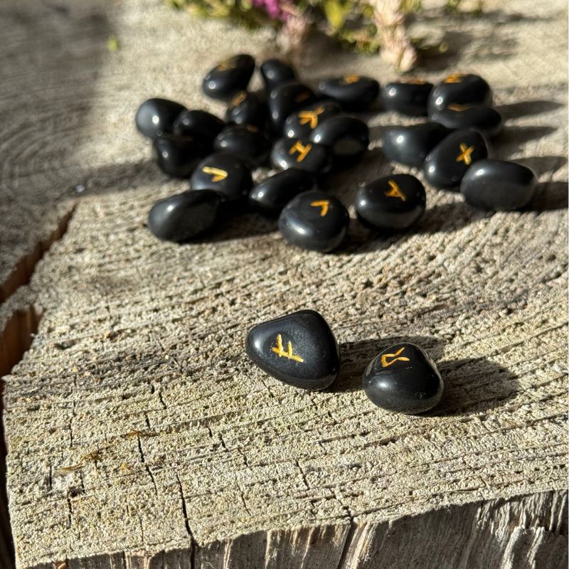 Runesæt med 25 runer i Sort Obsidian til intuition og spirituel fordybelse