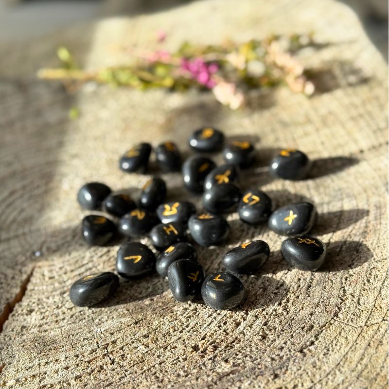 Runesæt i Sort Obsidian med 25 runesten og indgraverede runesymboler