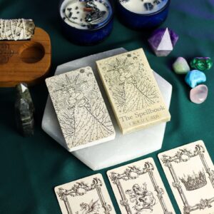 The Spellbook orakelkort: æske og kort i en opstilling med krystaller